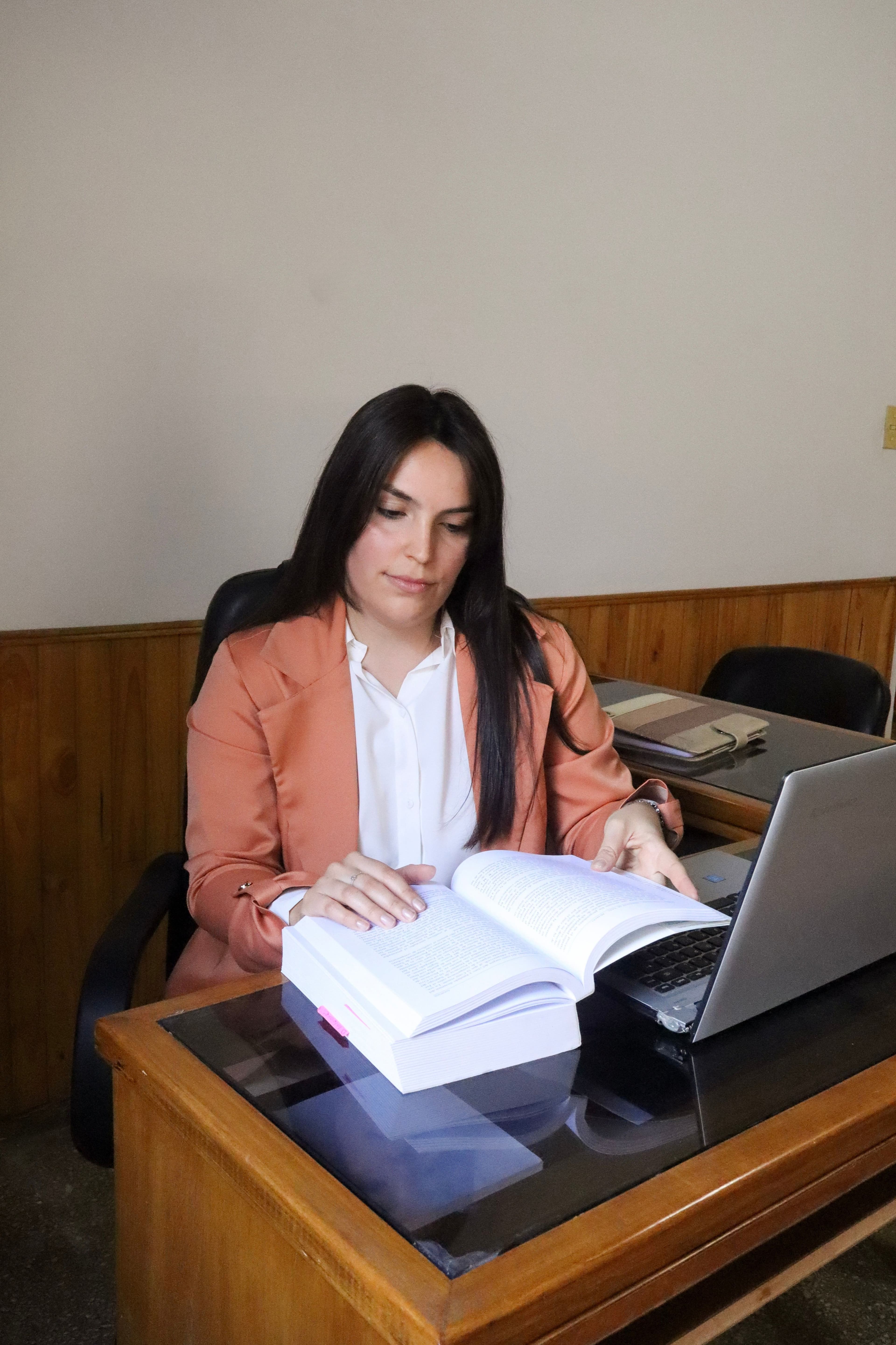 Sabrina Lopez Pelegrina trabajando en su estudio